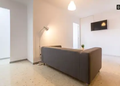 Habitación ordenada en un apartamento de 5 dormitorios en Camins al Grau en Valencia