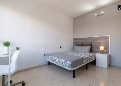 Habitación ordenada en un apartamento de 5 dormitorios en Camins al Grau en Valencia