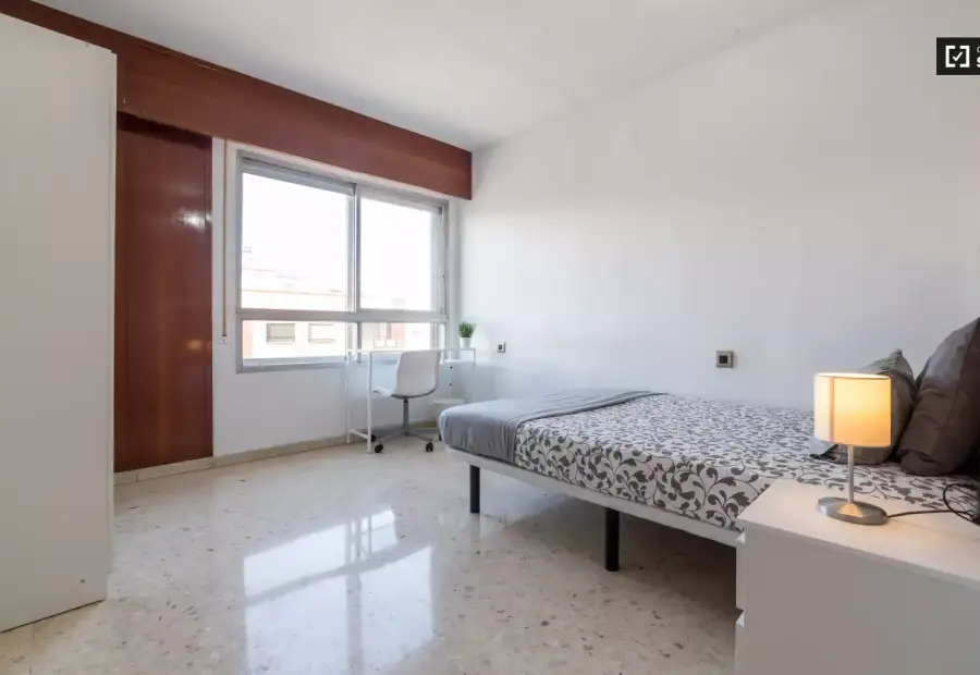 Habitación ordenada en un apartamento de 5 dormitorios en Camins al Grau en Valencia