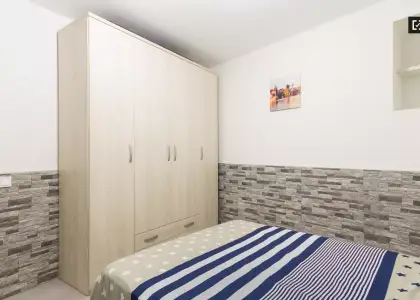 Habitación sofisticada con cómoda en un apartamento de 4 habitaciones, Acacias en Madrid