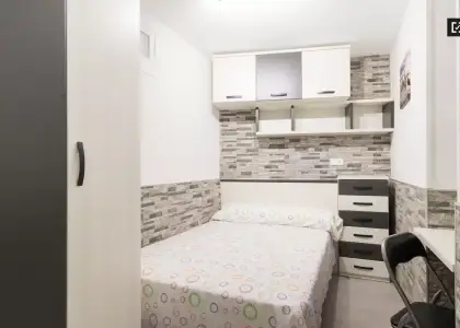 Habitación sofisticada con cómoda en un apartamento de 4 habitaciones, Acacias en Madrid