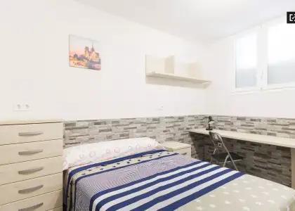 Habitación sofisticada con cómoda en un apartamento de 4 habitaciones, Acacias en Madrid