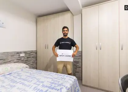 Habitación sofisticada con cómoda en un apartamento de 4 habitaciones, Acacias en Madrid