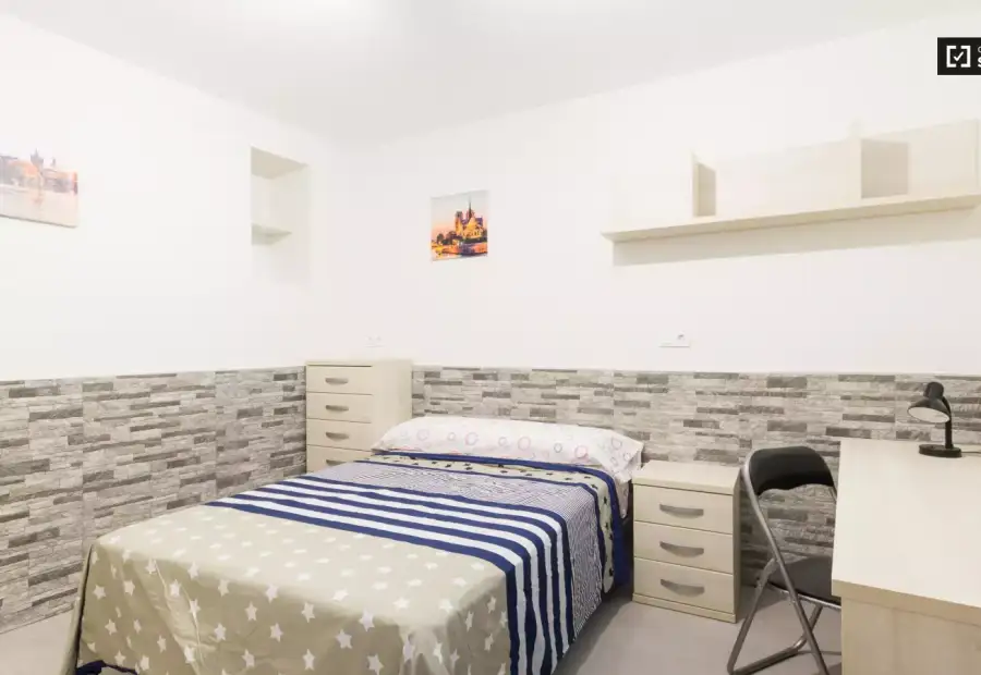 Habitación sofisticada con cómoda en un apartamento de 4 habitaciones, Acacias en Madrid