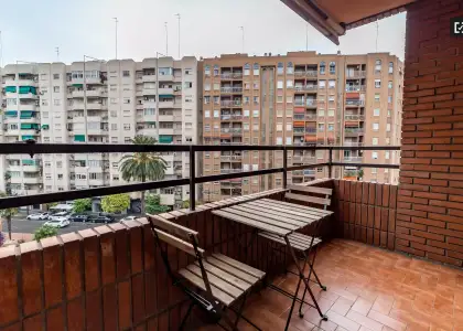 Habitación soleada con llave independiente en apartamento de 5 dormitorios, Algirós en Valencia
