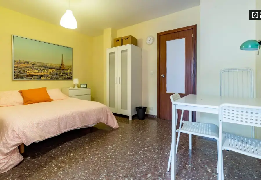 Habitación soleada con llave independiente en apartamento de 5 dormitorios, Algirós en Valencia