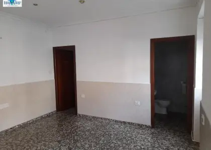 Inmohouse alquila local comercial. (REF:F147) en Albacete