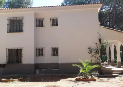 INMOHOUSE vende casa con terreno en urbaización pinares del Júcar. en Albacete