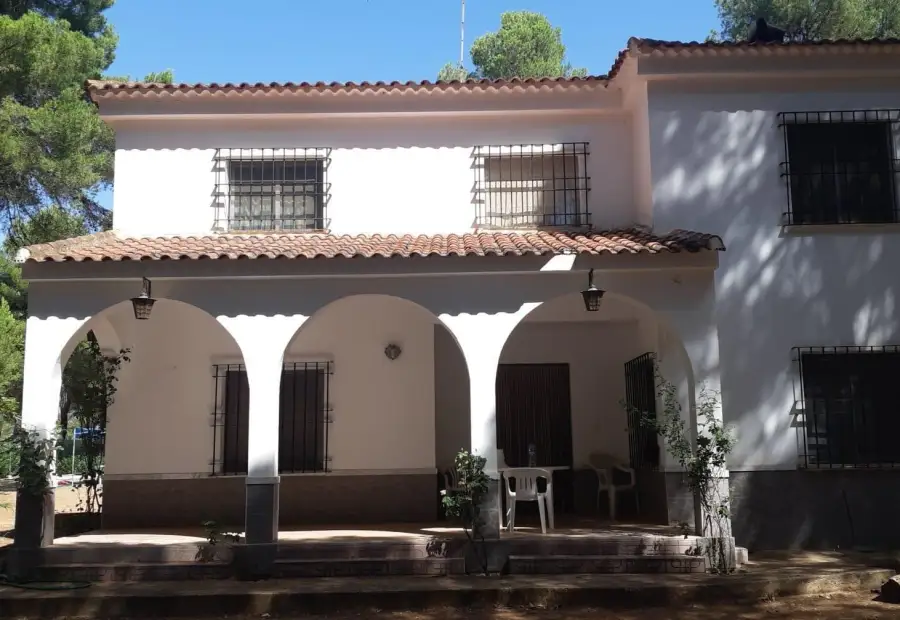 INMOHOUSE vende casa con terreno en urbaización pinares del Júcar. en Albacete