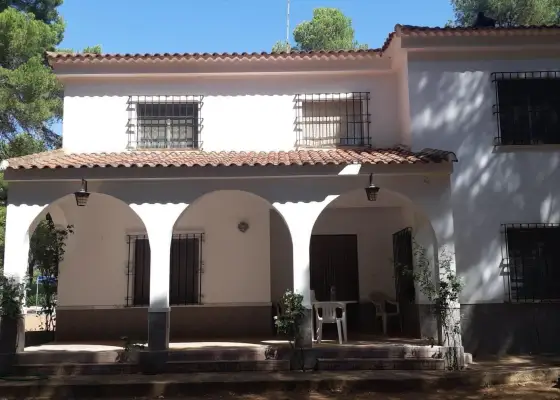 INMOHOUSE vende casa con terreno en urbaización pinares del Júcar. en Albacete