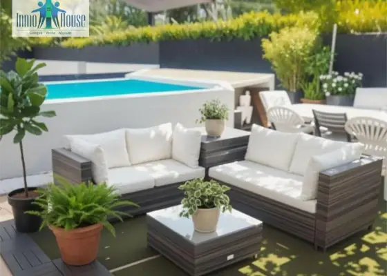 INMOHOUSE VENDE. Espectacular Chalet Reformado en Albacete con Piscina y Amplio Jardín en Albacete