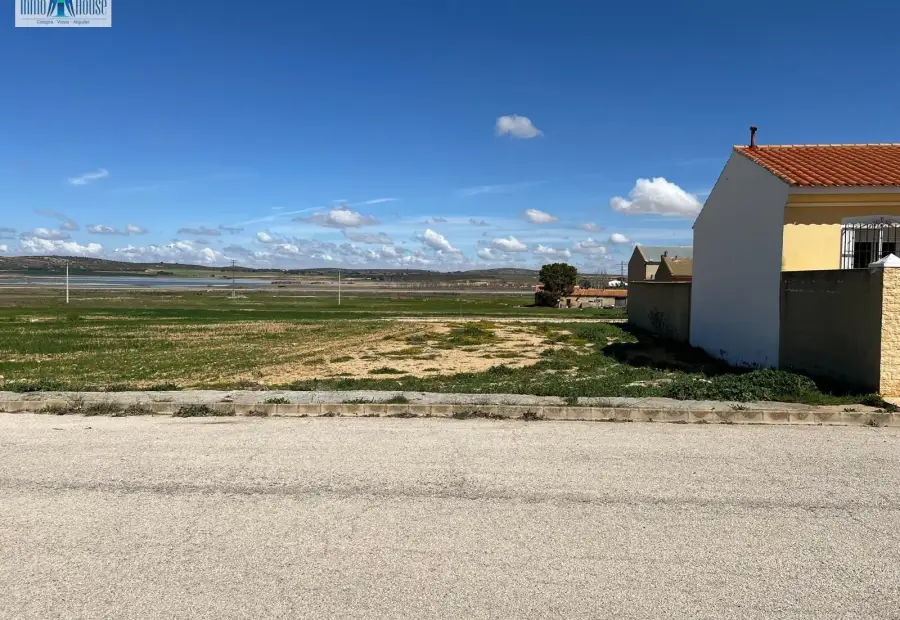 Inmohouse vende terreno urbano en Pétrola en Pétrola