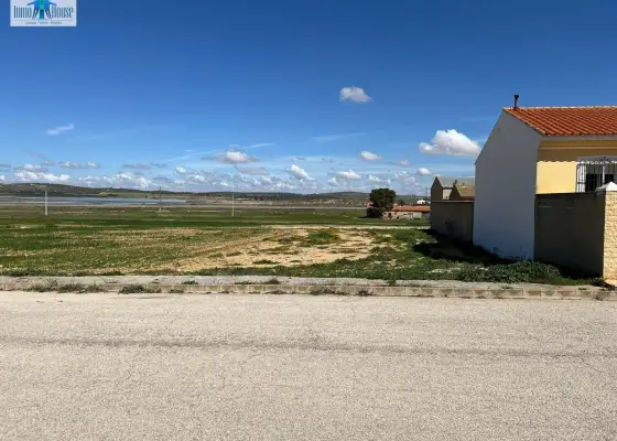 Inmohouse vende terreno urbano en Pétrola en Pétrola