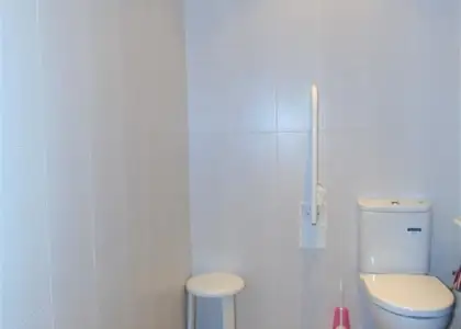 Local comercial con 150 m2, recepción, 4 despachos en excelentes condiciones, patio, almacén, aire acondicionado y mobiliario. Dispone de aseo habilitado para Movilidad Reducida. Ubicado próximo a en Alcázar de San Juan