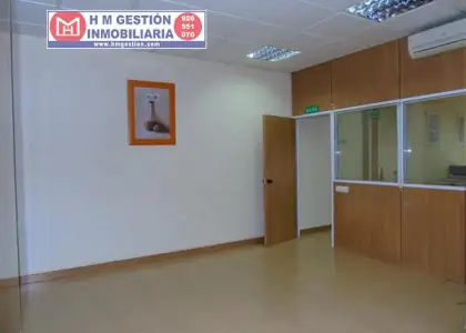 Local comercial con 150 m2, recepción, 4 despachos en excelentes condiciones, patio, almacén, aire acondicionado y mobiliario. Dispone de aseo habilitado para Movilidad Reducida. Ubicado próximo a en Alcázar de San Juan