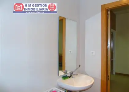 Local comercial con 150 m2, recepción, 4 despachos en excelentes condiciones, patio, almacén, aire acondicionado y mobiliario. Dispone de aseo habilitado para Movilidad Reducida. Ubicado próximo a en Alcázar de San Juan