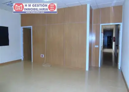 Local comercial con 150 m2, recepción, 4 despachos en excelentes condiciones, patio, almacén, aire acondicionado y mobiliario. Dispone de aseo habilitado para Movilidad Reducida. Ubicado próximo a en Alcázar de San Juan