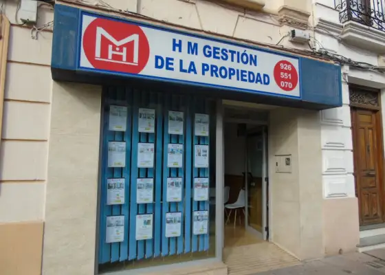 local comercial con escaparate de exposicion y nave a tres calles en Tomelloso