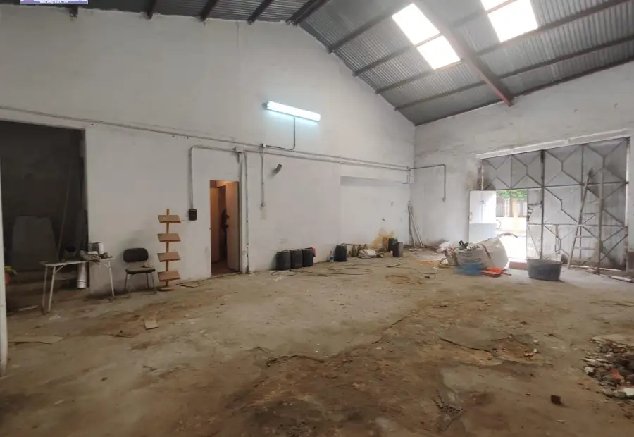 Local comercial diafano junto a la Plaza de España Con Amplia Fachada en Alcázar de San Juan