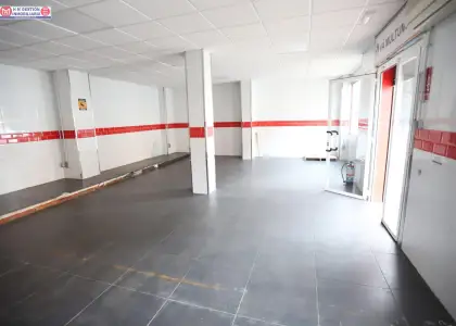 LOCAL COMERCIAL EN ESQUINA CON 115 m2 CONSTRUIDOS, UBICADO MUY PRÓXIMO AL HOSPITAL en Alcázar de San Juan