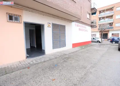 LOCAL COMERCIAL EN ESQUINA CON 115 m2 CONSTRUIDOS, UBICADO MUY PRÓXIMO AL HOSPITAL en Alcázar de San Juan
