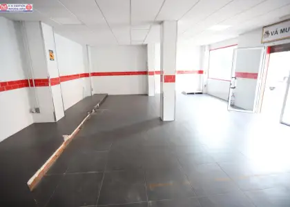 LOCAL COMERCIAL EN ESQUINA CON 115 m2 CONSTRUIDOS, UBICADO MUY PRÓXIMO AL HOSPITAL en Alcázar de San Juan