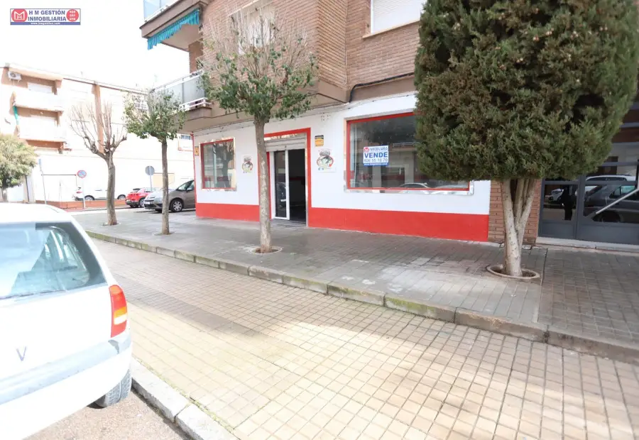 LOCAL COMERCIAL EN ESQUINA CON 115 m2 CONSTRUIDOS, UBICADO MUY PRÓXIMO AL HOSPITAL en Alcázar de San Juan