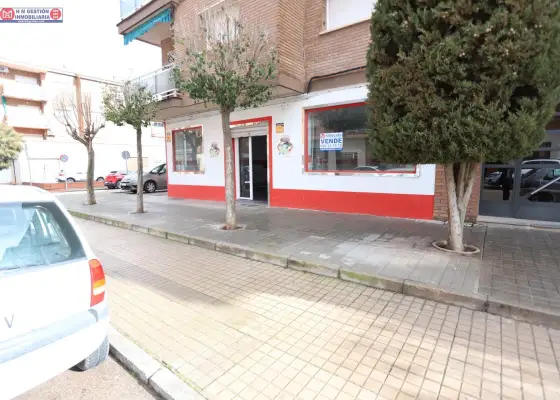 LOCAL COMERCIAL EN ESQUINA CON 115 m2 CONSTRUIDOS, UBICADO MUY PRÓXIMO AL HOSPITAL en Alcázar de San Juan