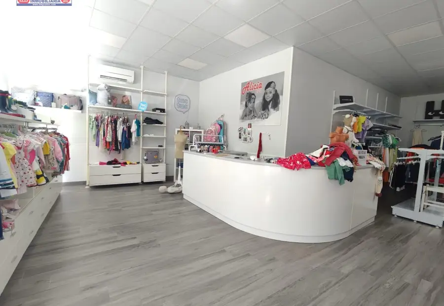 Local comercial en pleno centro de la localidad, totalmente reformado en Villafranca de los Caballeros