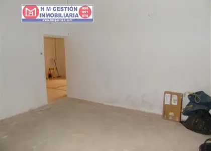 Local comercial en primera linea comercial. Con patio de 14 M2, diáfano y con escaparate en Alcázar de San Juan