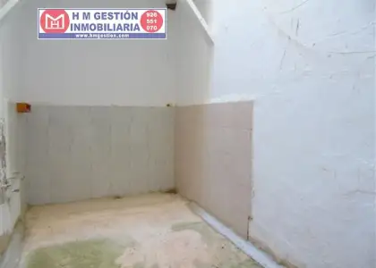 Local comercial en primera linea comercial. Con patio de 14 M2, diáfano y con escaparate en Alcázar de San Juan