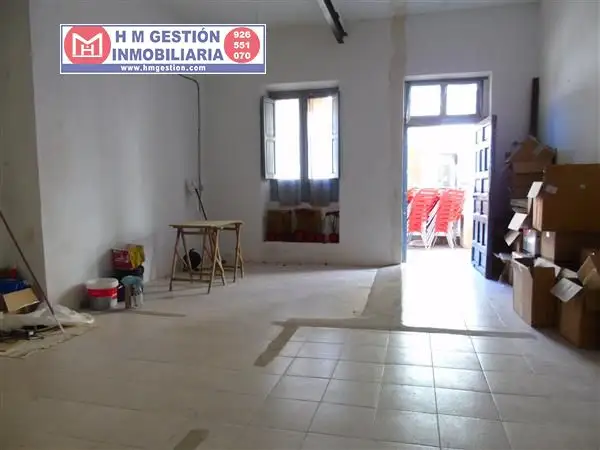 Local comercial en primera linea comercial. Con patio de 14 M2, diáfano y con escaparate en Alcázar de San Juan