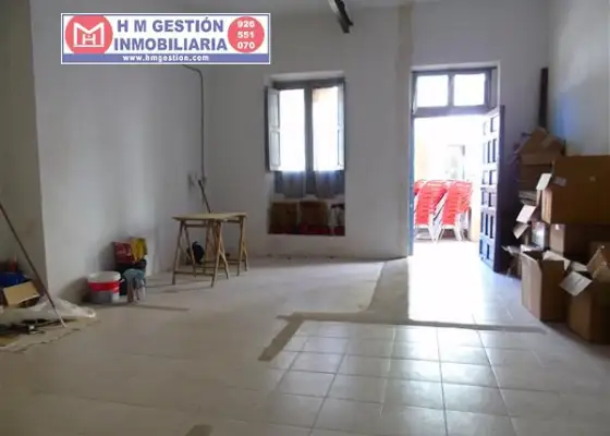 Local comercial en primera linea comercial. Con patio de 14 M2, diáfano y con escaparate en Alcázar de San Juan