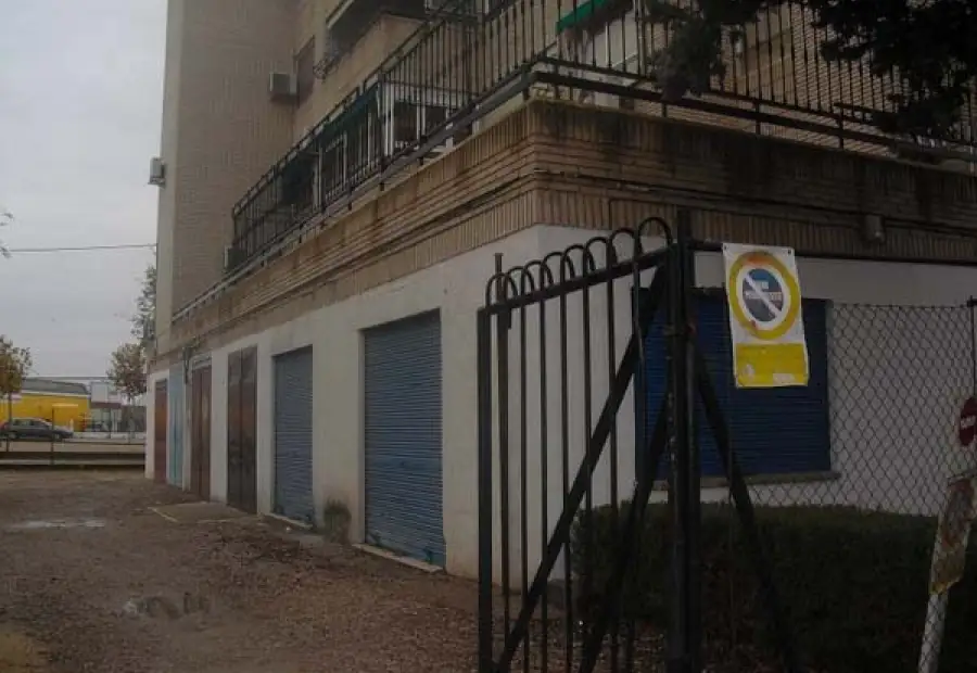 Local comercial para cualquier tipo de negocio ,cercana a hospital mejor consultar www.hmgestion.com en Alcázar de San Juan