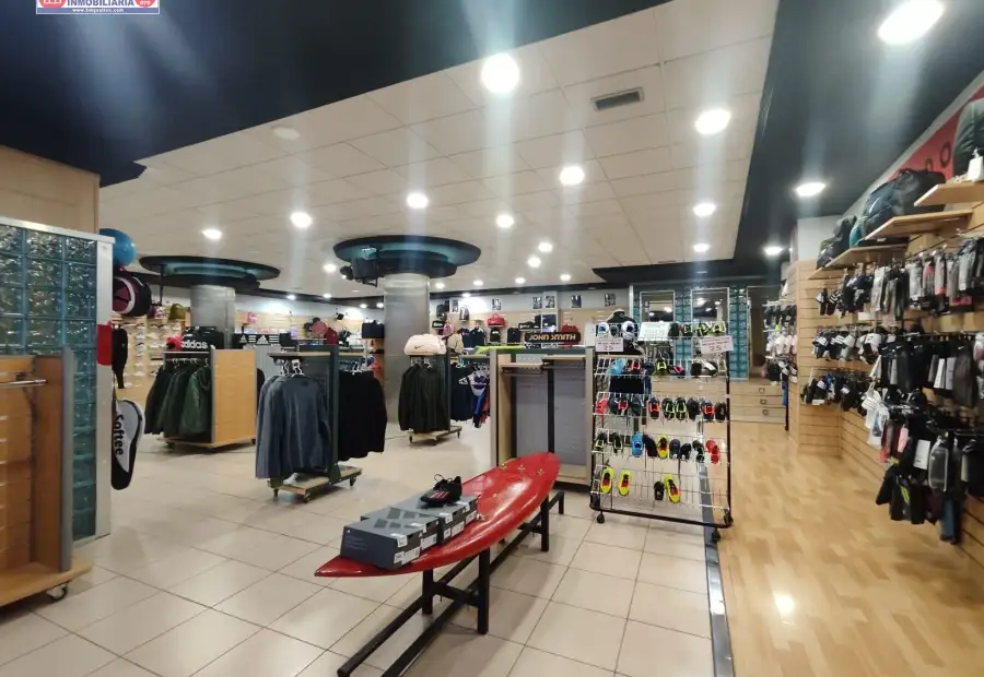 Local en funcionamiento junto a Plaza de España de Más de 500 metros en Alcázar de San Juan