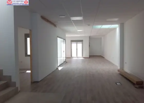 local totalmente nuevo, con mas de 140 metros, en policlínica de nueva creación, con despacho y aseo, ascensor, suelos de tarima, muy buena iluminación natural, cercano al hospital. Tambíen se pue en Alcázar de San Juan
