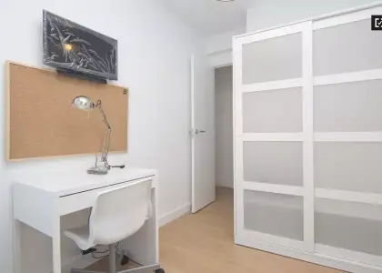 Luminosa habitación con calefacción en apartamento de 4 dormitorios, Carabanchel en Madrid