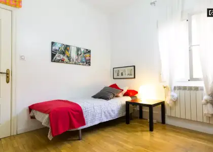 Maravillosa habitación con calefacción en piso compartido, Latina en Madrid