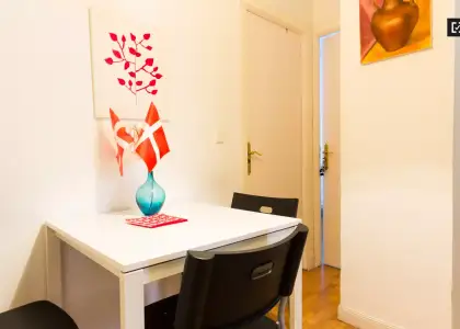 Maravillosa habitación con calefacción en piso compartido, Latina en Madrid