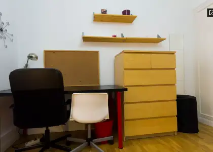 Maravillosa habitación con calefacción en piso compartido, Latina en Madrid