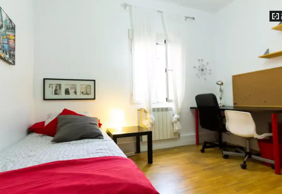 Maravillosa habitación con calefacción en piso compartido, Latina en Madrid