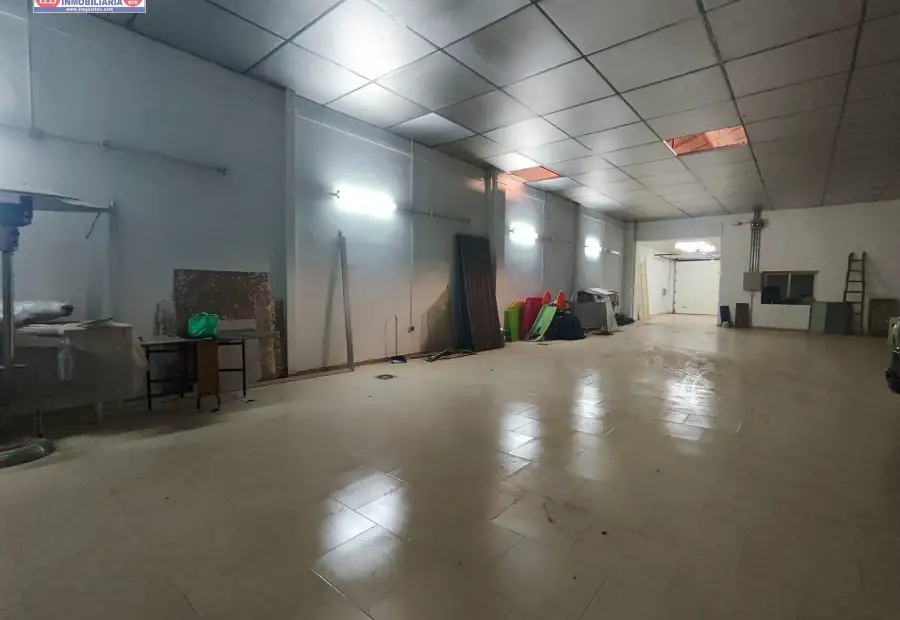 Nave junto a convento santa clara de 350 metros con puerta automática, baños y luz trifásica en Alcázar de San Juan