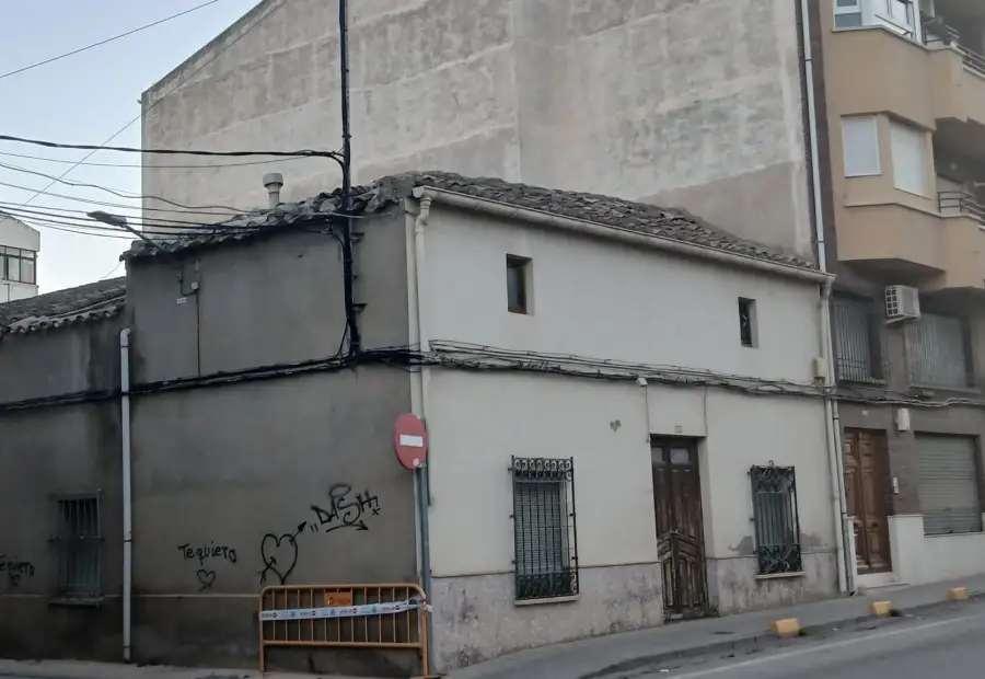 Oportunidad! Casa-solar junto a centro de salud en La Roda en La Roda