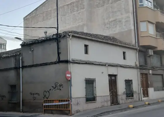Oportunidad! Casa-solar junto a centro de salud en La Roda en La Roda