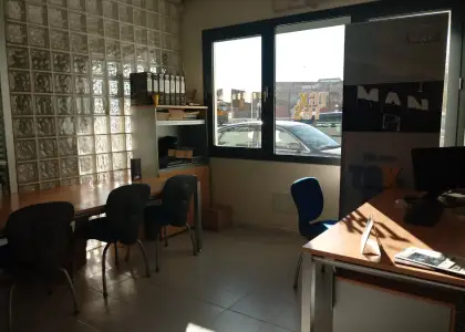 Parcela de uso industrial con una superficie de 5215 metros y util de 1291 metros, con taller mecanico , amacenes , aseos y oficinas , con muy buenos accesos de entrada y salida a autovia de los vi� en Tomelloso
