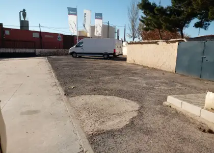 Parcela de uso industrial con una superficie de 5215 metros y util de 1291 metros, con taller mecanico , amacenes , aseos y oficinas , con muy buenos accesos de entrada y salida a autovia de los vi� en Tomelloso