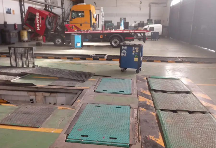 Parcela de uso industrial con una superficie de 5215 metros y util de 1291 metros, con taller mecanico , amacenes , aseos y oficinas , con muy buenos accesos de entrada y salida a autovia de los vi� en Tomelloso