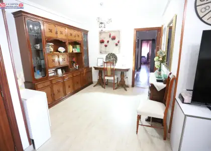 Piso amplio junto a Avda de Herencia Con 3 dormitorios, baño, aseo, Plaza de Garaje y Trastero en Alcázar de San Juan