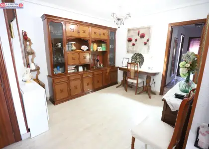 Piso amplio junto a Avda de Herencia Con 3 dormitorios, baño, aseo, Plaza de Garaje y Trastero en Alcázar de San Juan