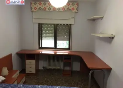 Piso amueblado en el CENTRO, con CALEFACCIÓN INCLUIDA en el precio. 2 dormitorios, baño completo, amplio salón comedor, cocina independiente con lavadero/terraza. En edificio con ASCENSOR. PRECIO N en Ciudad Real